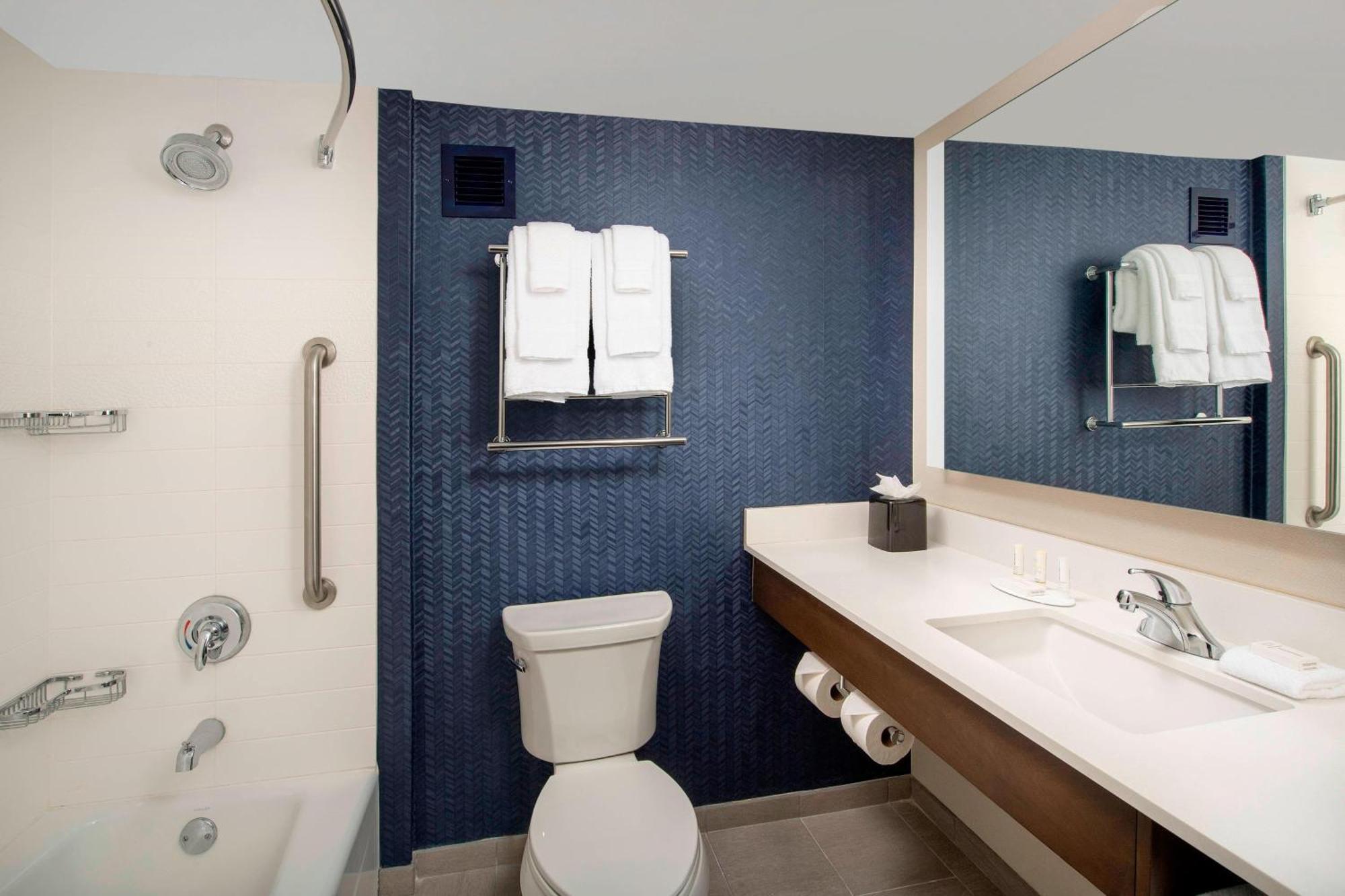 Fairfield Inn & Suites By Marriott Alexandria West/Mark Center Екстериор снимка