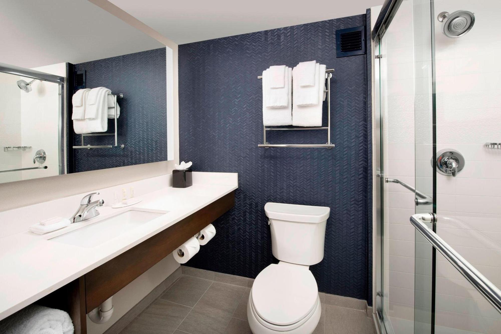 Fairfield Inn & Suites By Marriott Alexandria West/Mark Center Екстериор снимка