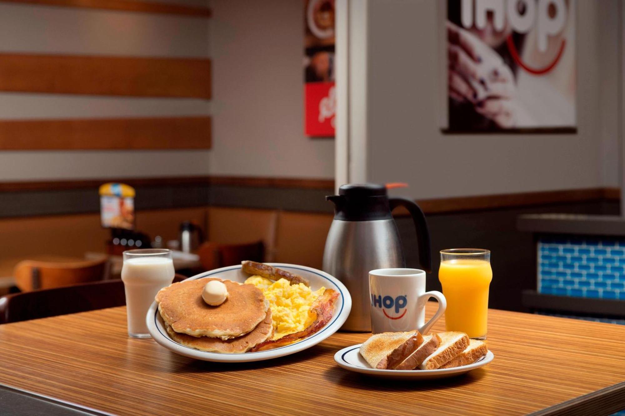 Fairfield Inn & Suites By Marriott Alexandria West/Mark Center Екстериор снимка